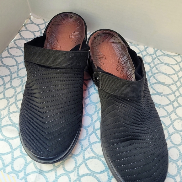 BZees Clog slip on Kitty. Blk. Size 11 - Picture 2 of 8